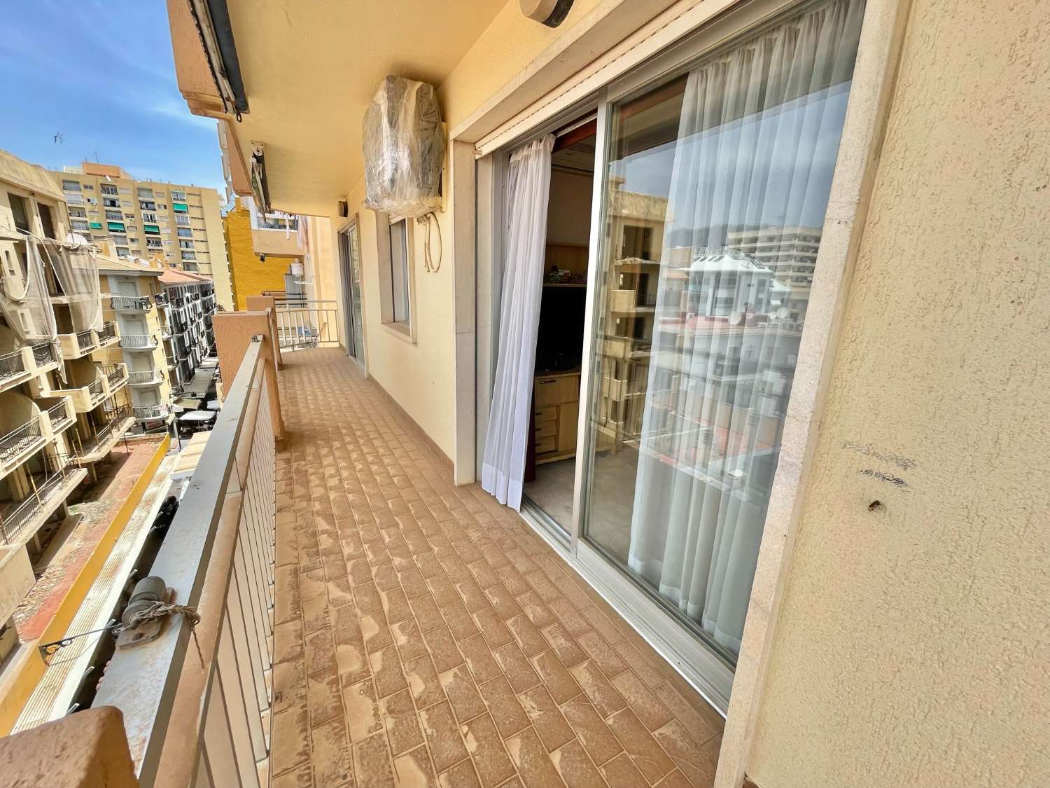 PISO DE DOS DORMITORIOS CON VISTAS PANORÁMICAS EN EL CENTRO DE FUENGIROLA