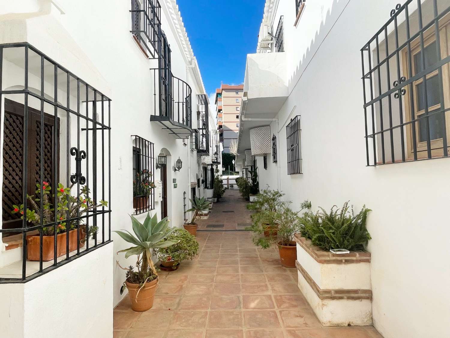 CASA ADOSADA EN VENTA, FUENGIROLA