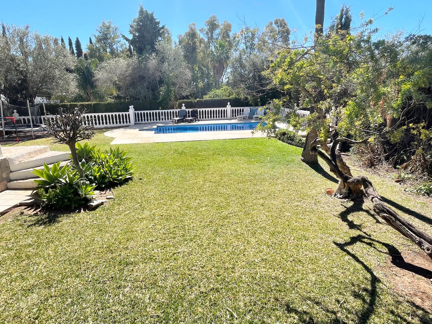 Villa con Jardín y Piscina