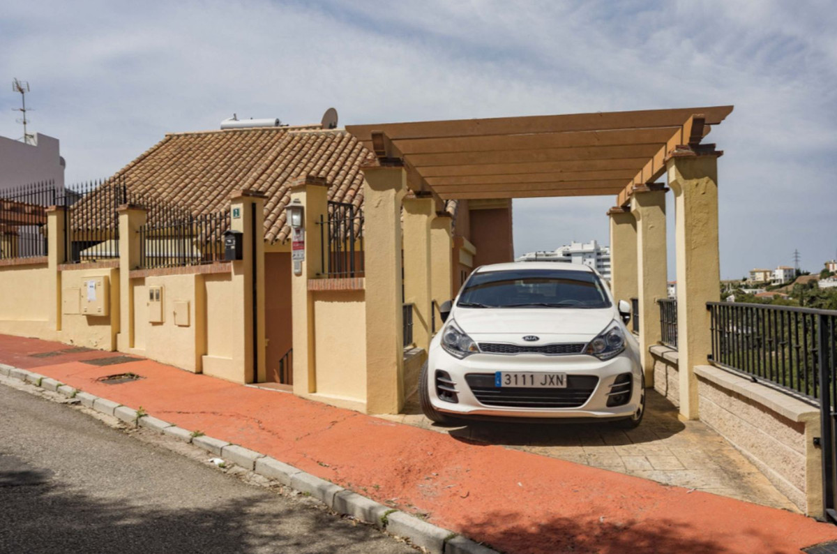 VILLA PAREADA DE 4 DORMITORIOS CON VISTAS AL MAR EN TORREBLANCA