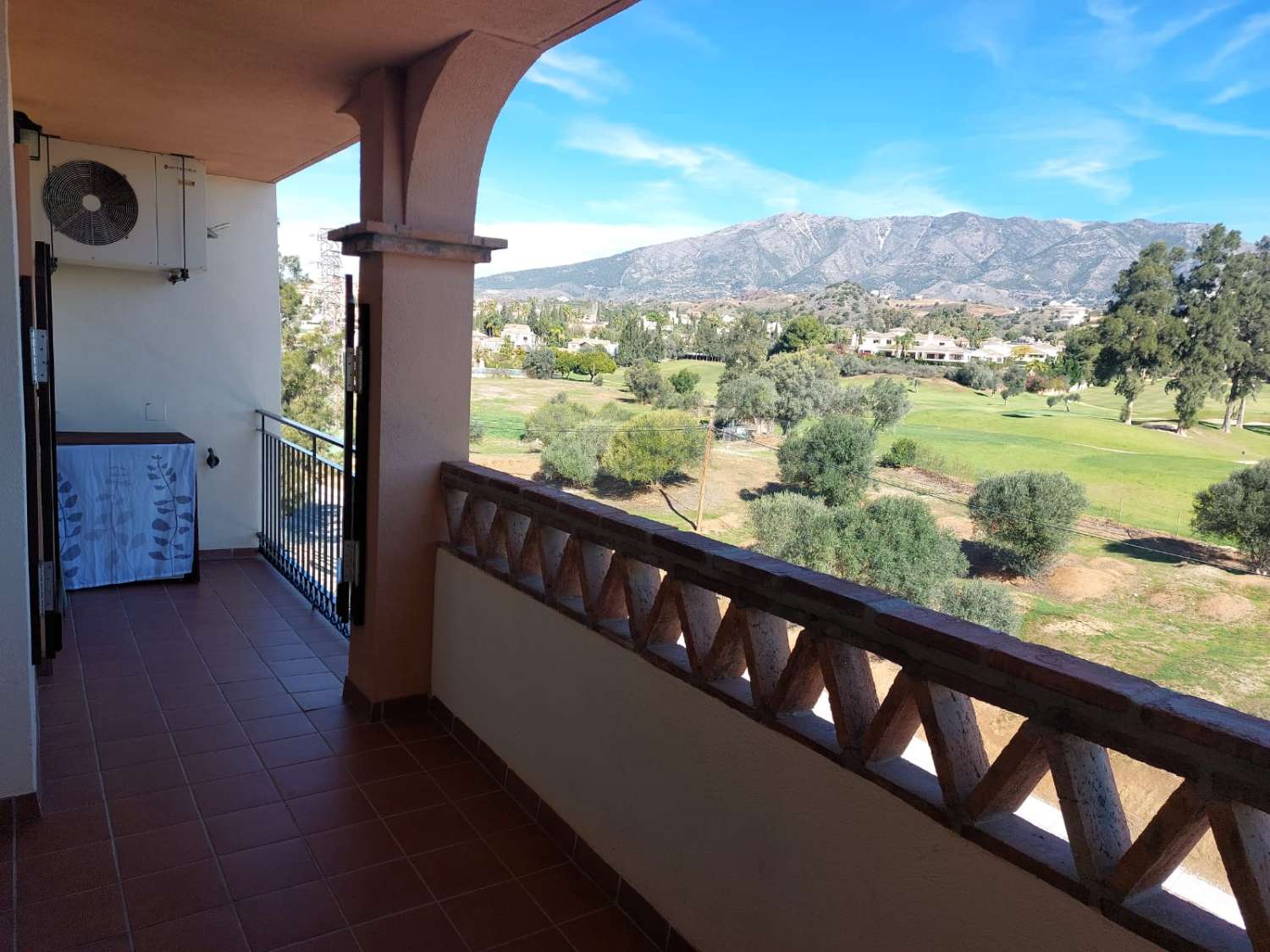 Charmante Wohnung mit Blick auf den Golfplatz in Mijas Golf