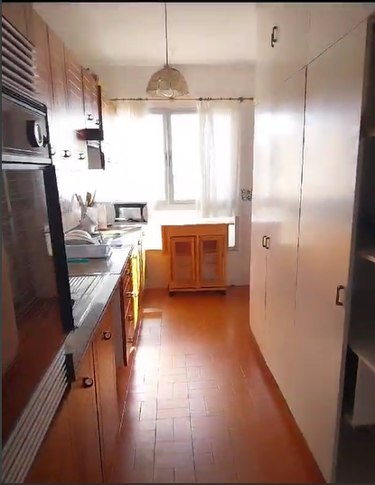 Amplio Piso en Avenida Principal de Málaga con 5 Habitaciones